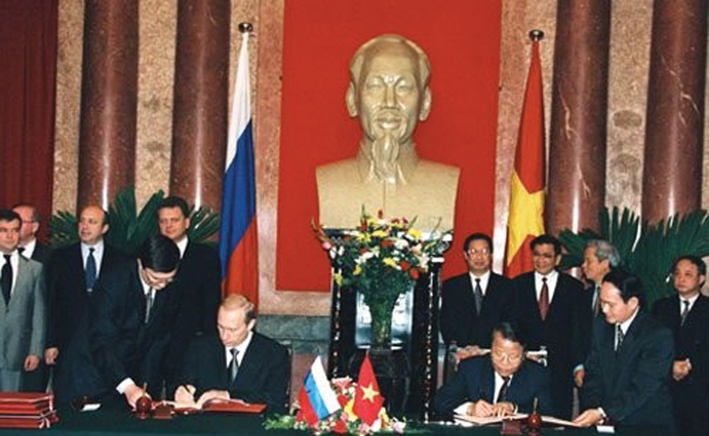 Signing ceremony between President of Russia Vladimir Putin and Vietnam President Tran Due Luong in Hanoi, 2001. Photo via Kremlin