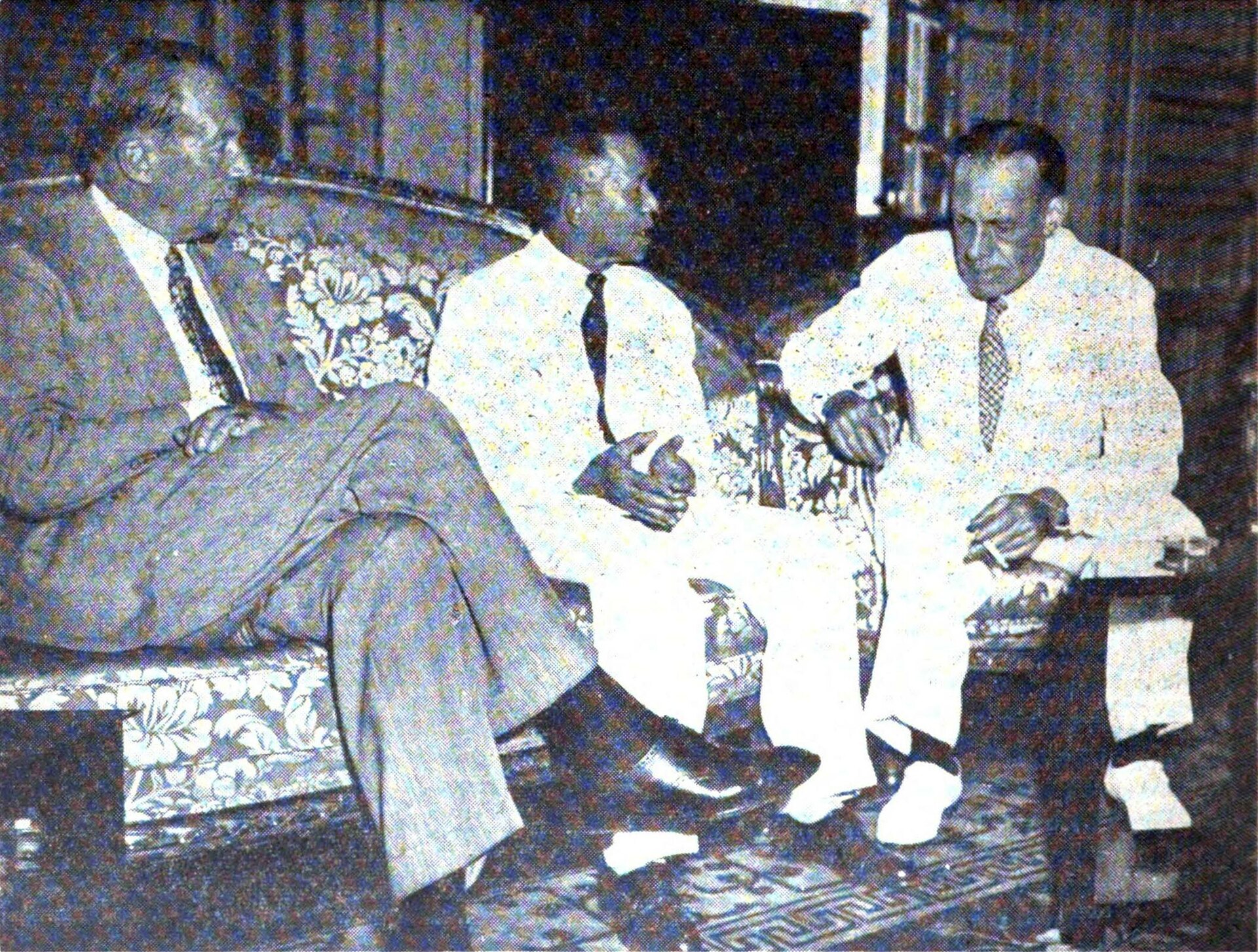 From left to right Mr. FOSTER , US Deputy Secretary of Defense, President NGUYEN VAN TAM of VIỆT NAM and Mr. DONALD HEATH, US Ambassador to Vietnam. Cropped from Public Bulletin Viet Nam no. 38, published by Le Service de Presse et d’Information du Haut-Commissariat du Viet Nam en France in November 15, 1952, page 16