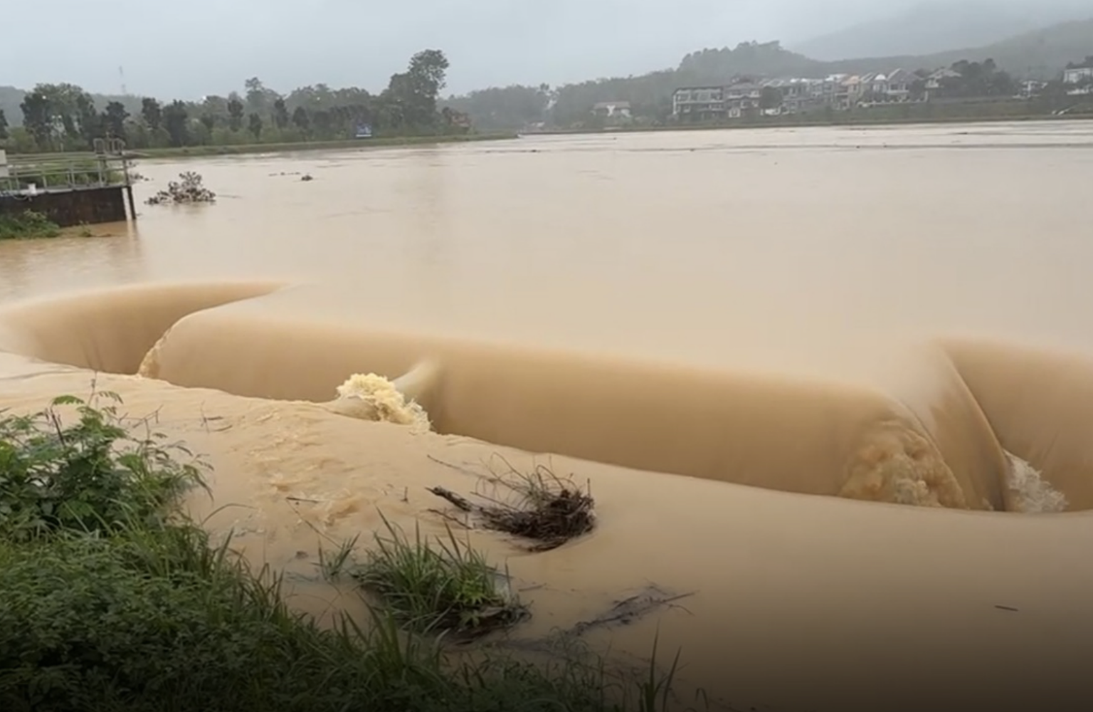 ទឹកជំនន់នៅហាតយ៉ៃ (រូបថត៖ FM91 Trafficpro)